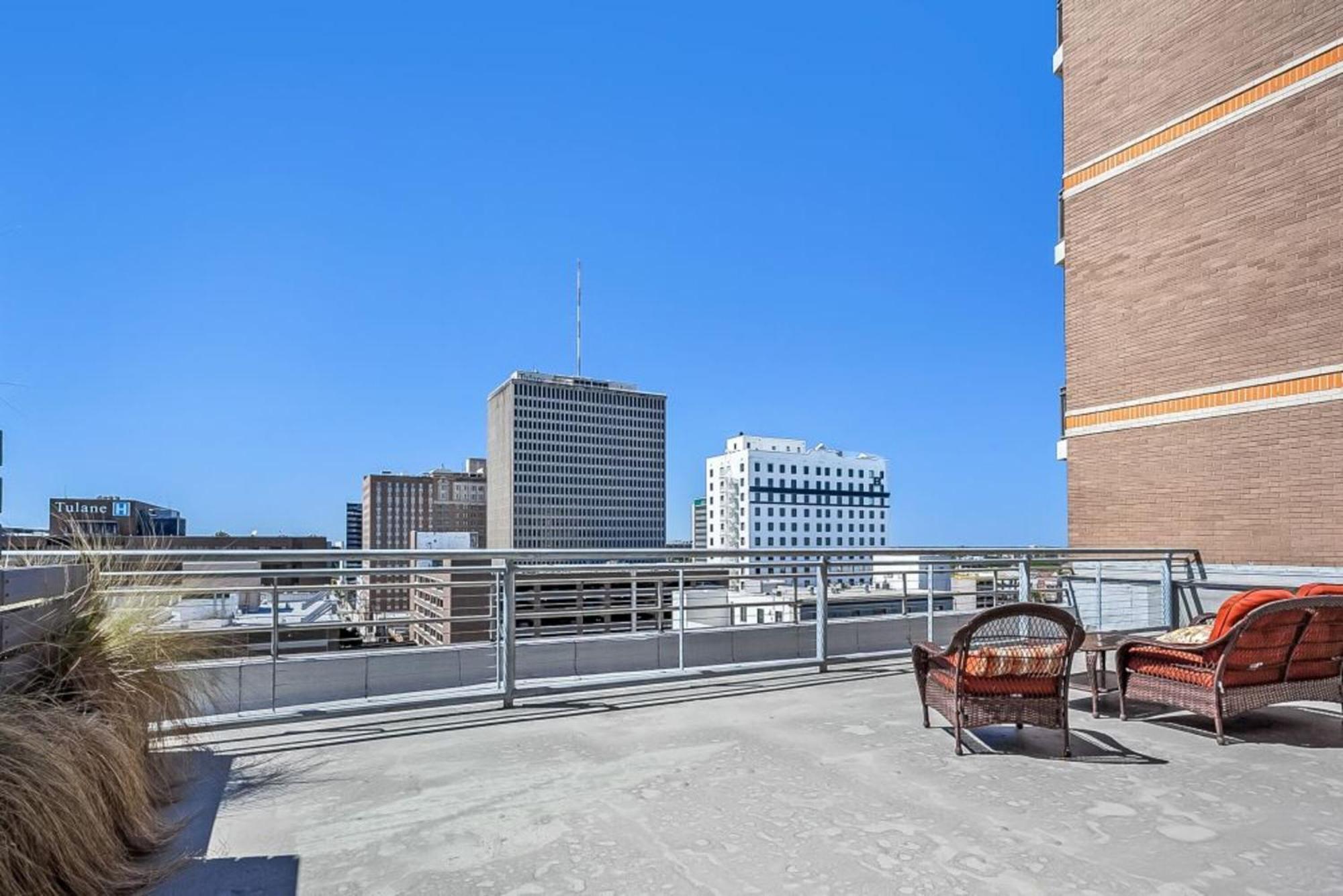 2br Spacious Downtown Apartment